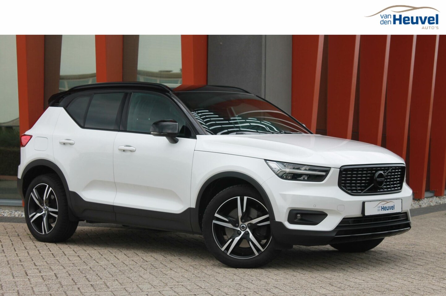 Volvo XC40 - T4 Recharge R-Design | Parkeercamera | Glossy Black | Keyless - AutoWereld.nl
