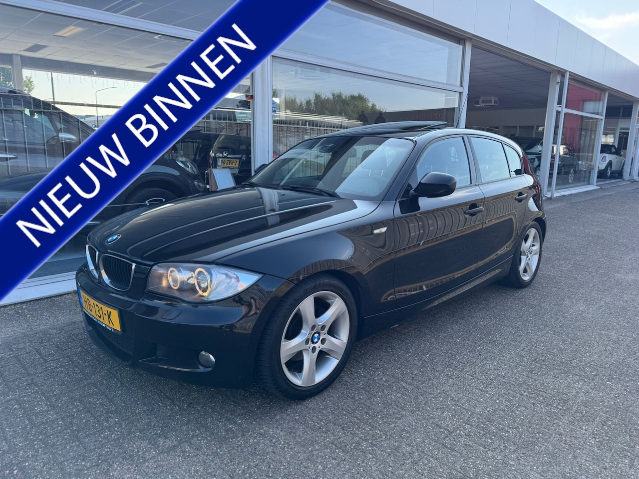 BMW 1-serie - 118i EffDyn. Ed. Business Line Ultimate Edition | Panoramadak | Parkeersensoren | Navigati - AutoWereld.nl