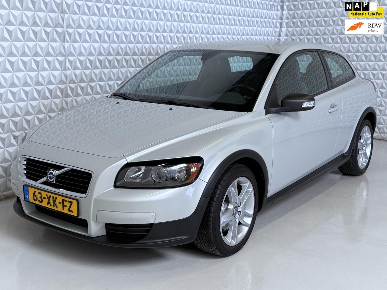 Volvo C30 - 1.6 Kinetic in keurig nette staat! 113.000km (2007) - AutoWereld.nl