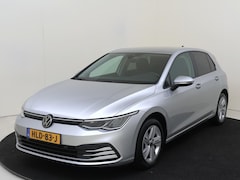Volkswagen Golf - 1.5 eTSI Life | Achteruitrijcamera | Stoel- en stuurwielverwarming | Adaptieve cruise cont