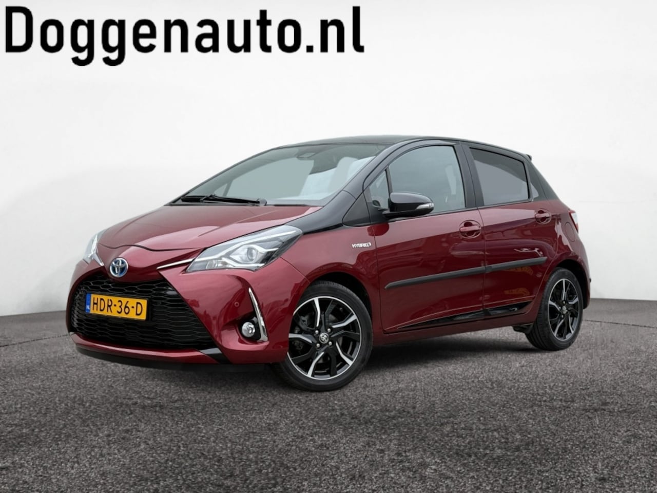 Toyota Yaris - 1.5 Hyb. Premium Bi-Tone Pano Navi PDC - AutoWereld.nl