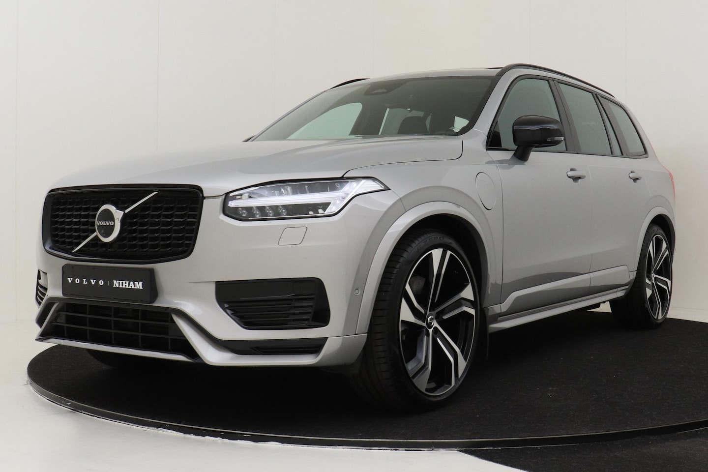 Volvo XC90 - T8 PLUG-IN HYBRID AWD ULTRA DARK [MY25] -PANO.DAK|360°CAM|BOWERS&WILKINS|LUCHTVERING|TREKH - AutoWereld.nl