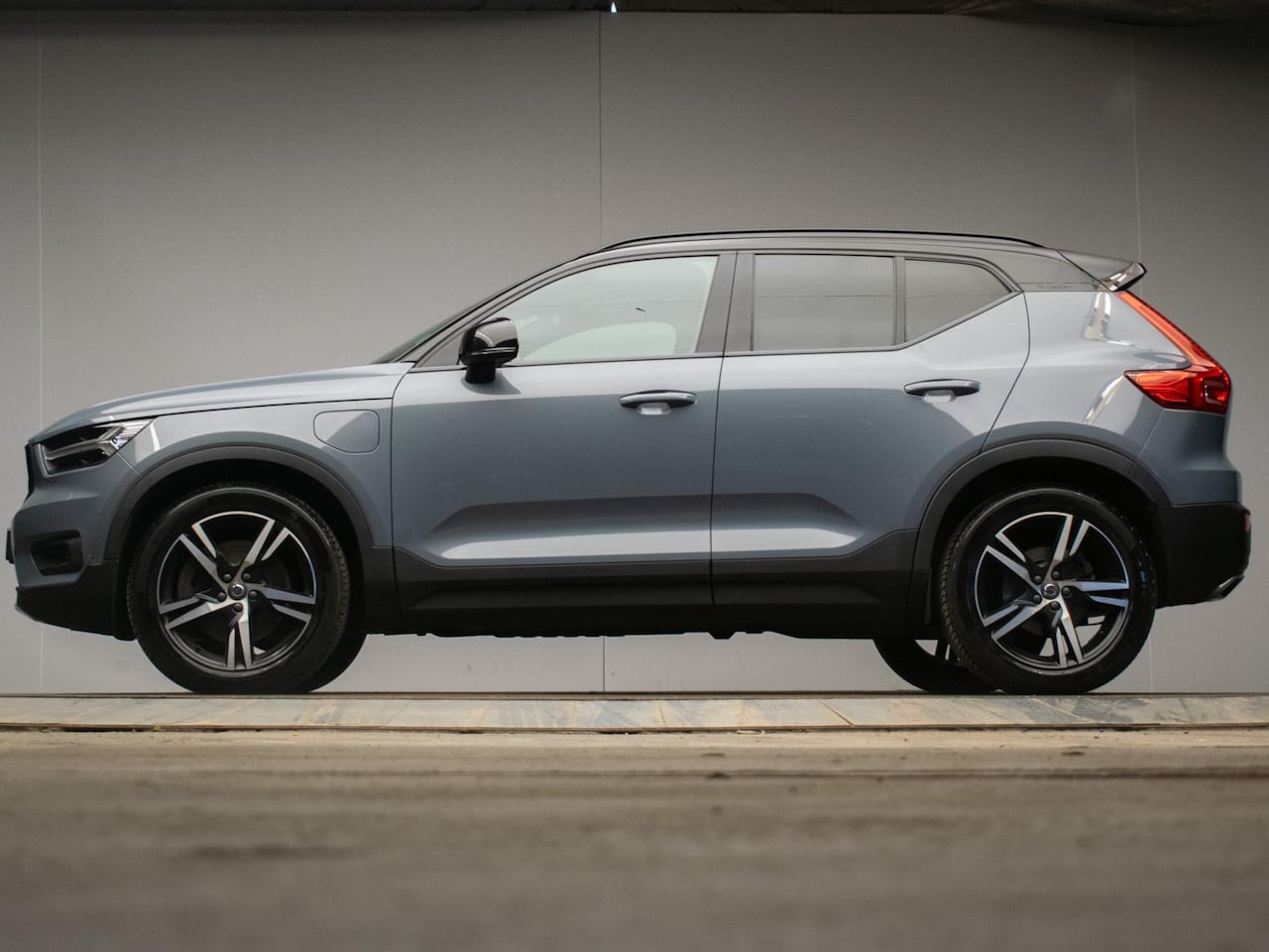 Volvo XC40 - 1.5 T5 Twin Engine R-Design (APPLECAR PLAY,NAVI,LED,STOELVERWARMING,LEDER,CAMERA,SPORTSTOE - AutoWereld.nl