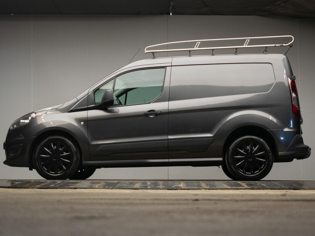 Ford Transit Connect - 1.5 TDCI L1 Sport (NAVI,CAMERA,IMPERIAAL,3 ZITS,TREKHAAK,BLACK,NIEUWE APK,NETTESTAAT) - AutoWereld.nl