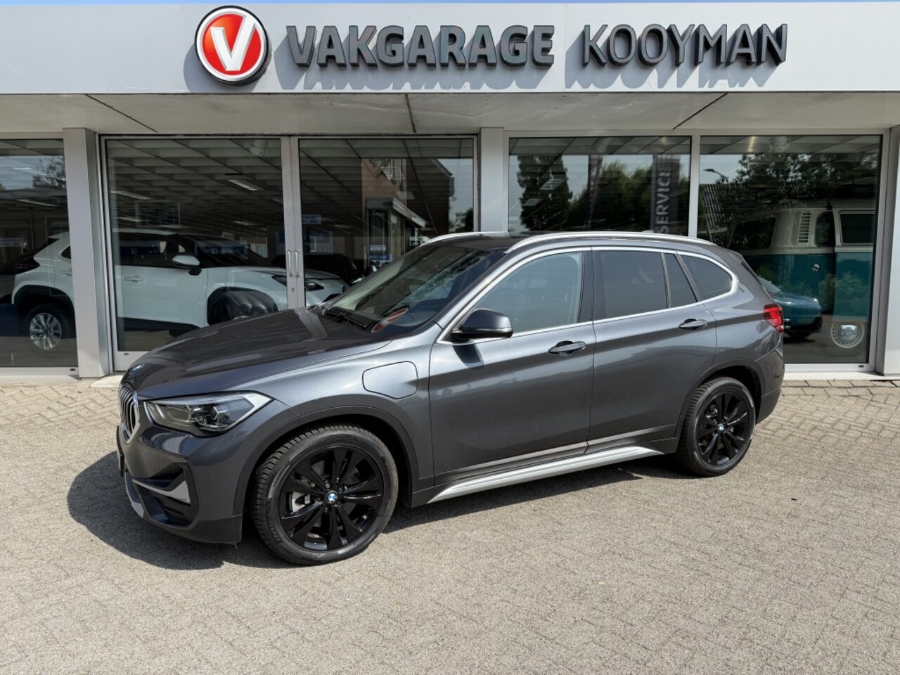 BMW X1 - X1 xDrive25e plugin xLine | 220PK | Vleder | Pano | Camera - AutoWereld.nl