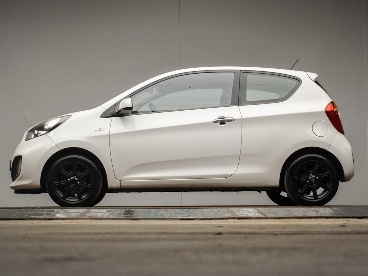 Kia Picanto - 1.0 CVVT Sport (NAVI,AIRCO,SPORTSTOELEN,LM VELGEN,NIEUWE APK,ELECTRISCHE PAKKET,NETTESTAAT - AutoWereld.nl
