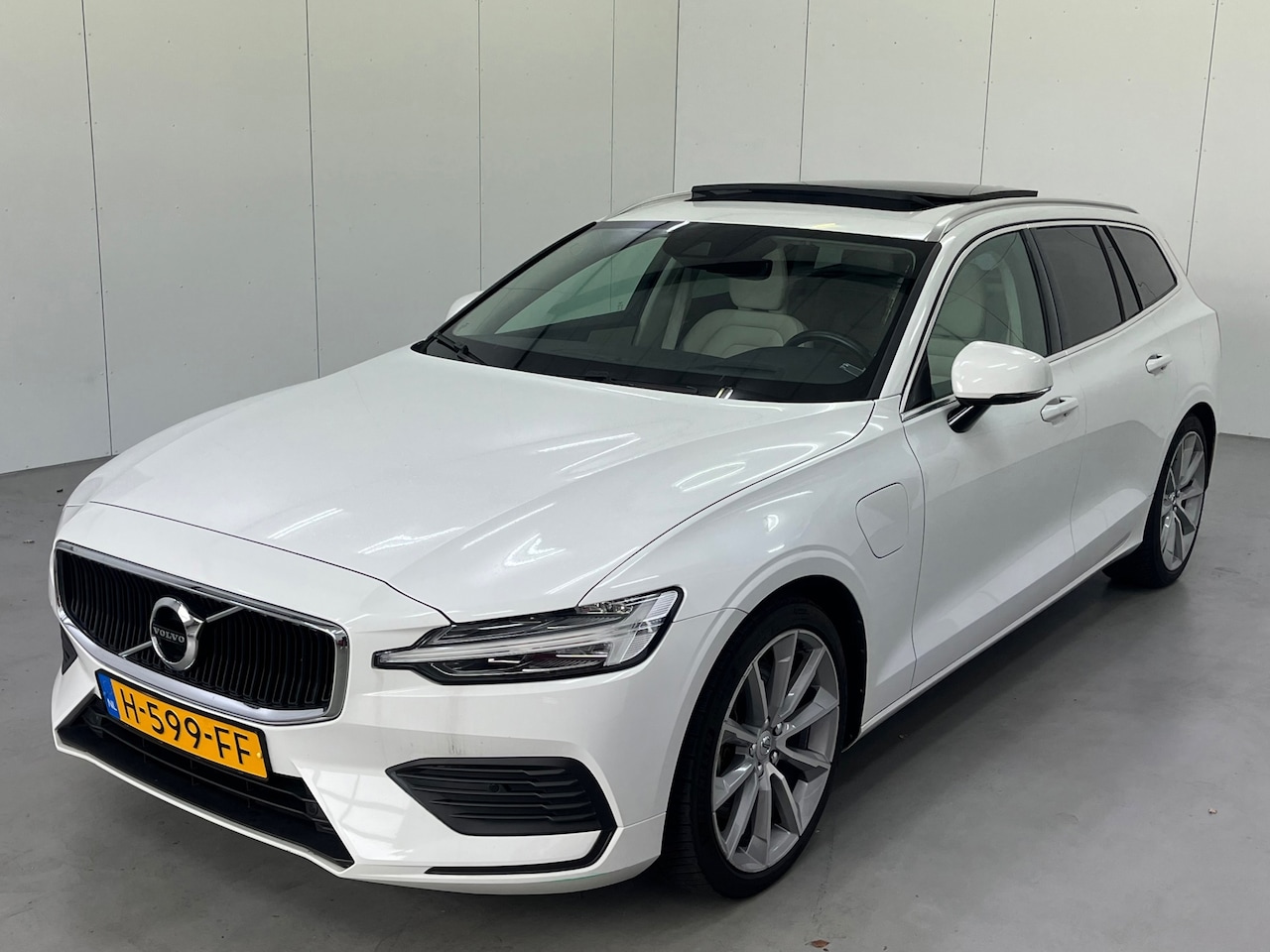 Volvo V60 - 2.0 T8 Twin Engine AWD Momentum Pro / Trekhaak / Panoramadak / Head-Up / Harman Kardon - AutoWereld.nl