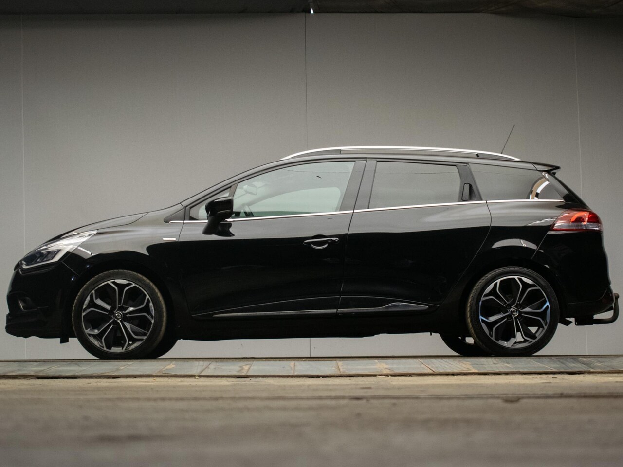 Renault Clio Estate - 0.9 TCe Bose Sport (NAVI,LED,CLIMATE,SPORTSTOELEN,TREKHAAK,CRUISE,GETINT,18 INCH,PDC,NETTE - AutoWereld.nl