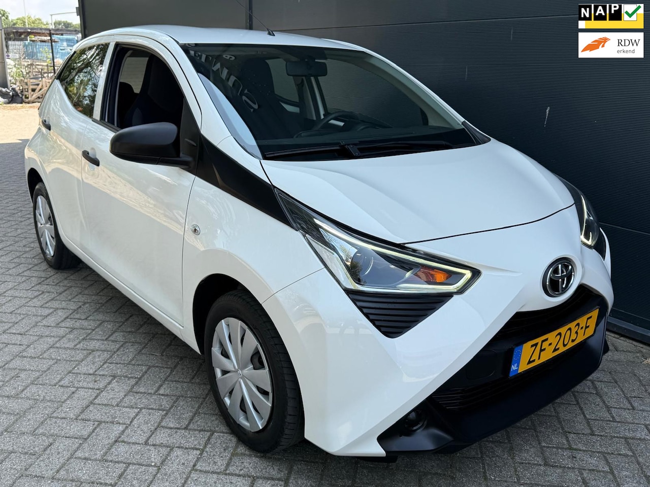 Toyota Aygo - 1.0 VVT-i x-fun/5D/Airco/Cruise/bluetooth/onderhoud/1ste eigenaar - AutoWereld.nl