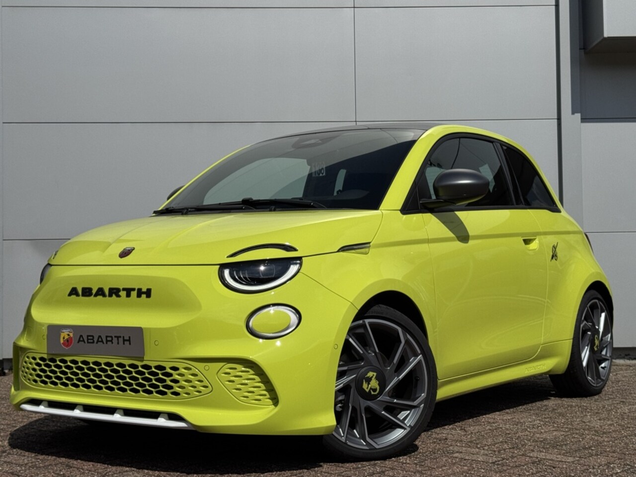 Abarth 500e - Scorpionissima 155 PK | full option - AutoWereld.nl