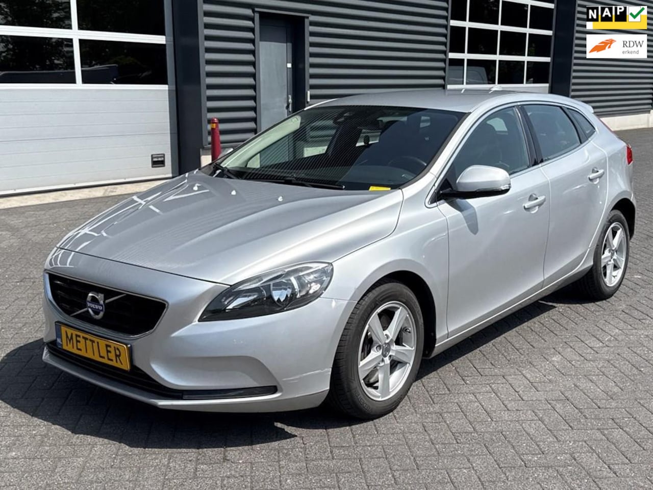 Volvo V40 - 2.0 D4 Momentum Business 2.0 D4 Momentum Business, Navi, PDC, Cruise - AutoWereld.nl