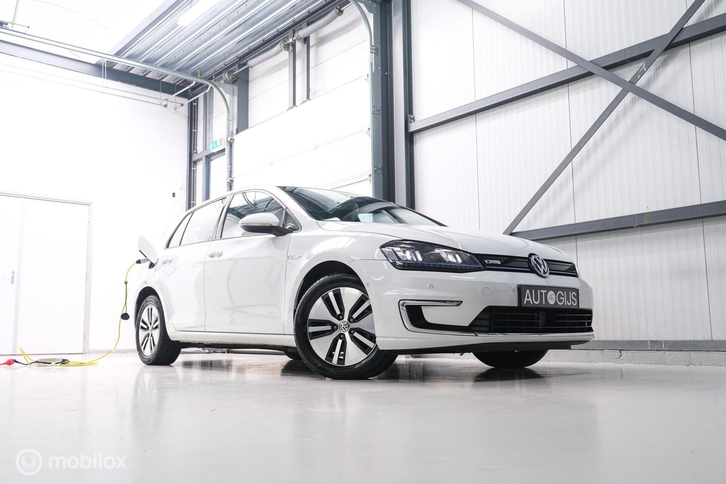 Volkswagen e-Golf - | Adaptive | Stoelverwarming | PDC | Navigatie | Ambiance verlichting | LED | - AutoWereld.nl
