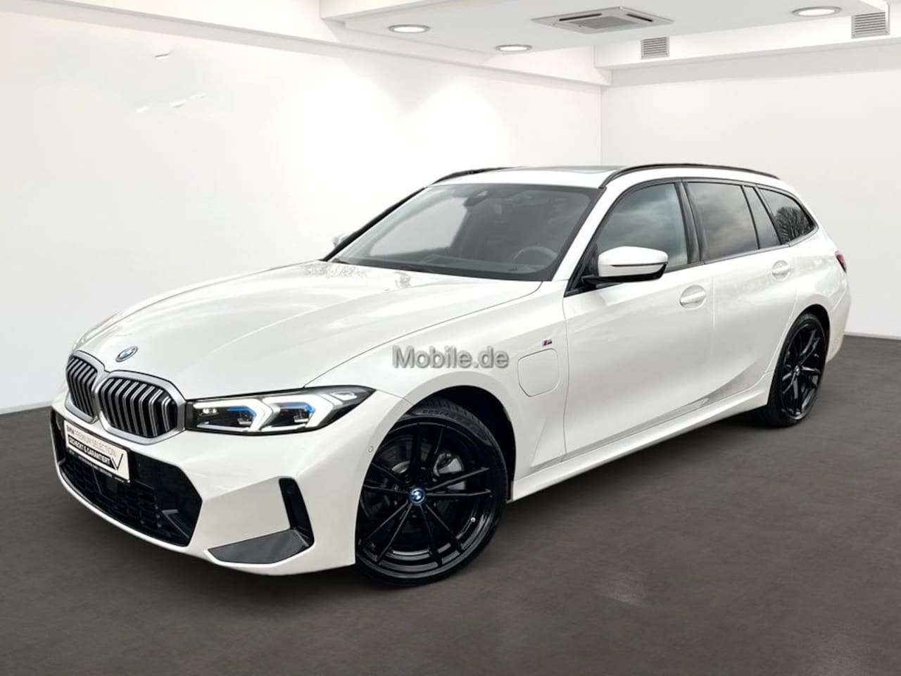 BMW 3-serie Touring - 330e M-SPORT ** LED, NAVI+, LEDER, PAMORAMA, ACC, TREKH, 19-inch LMV ** 1e EIG - UNFALLFRE - AutoWereld.nl