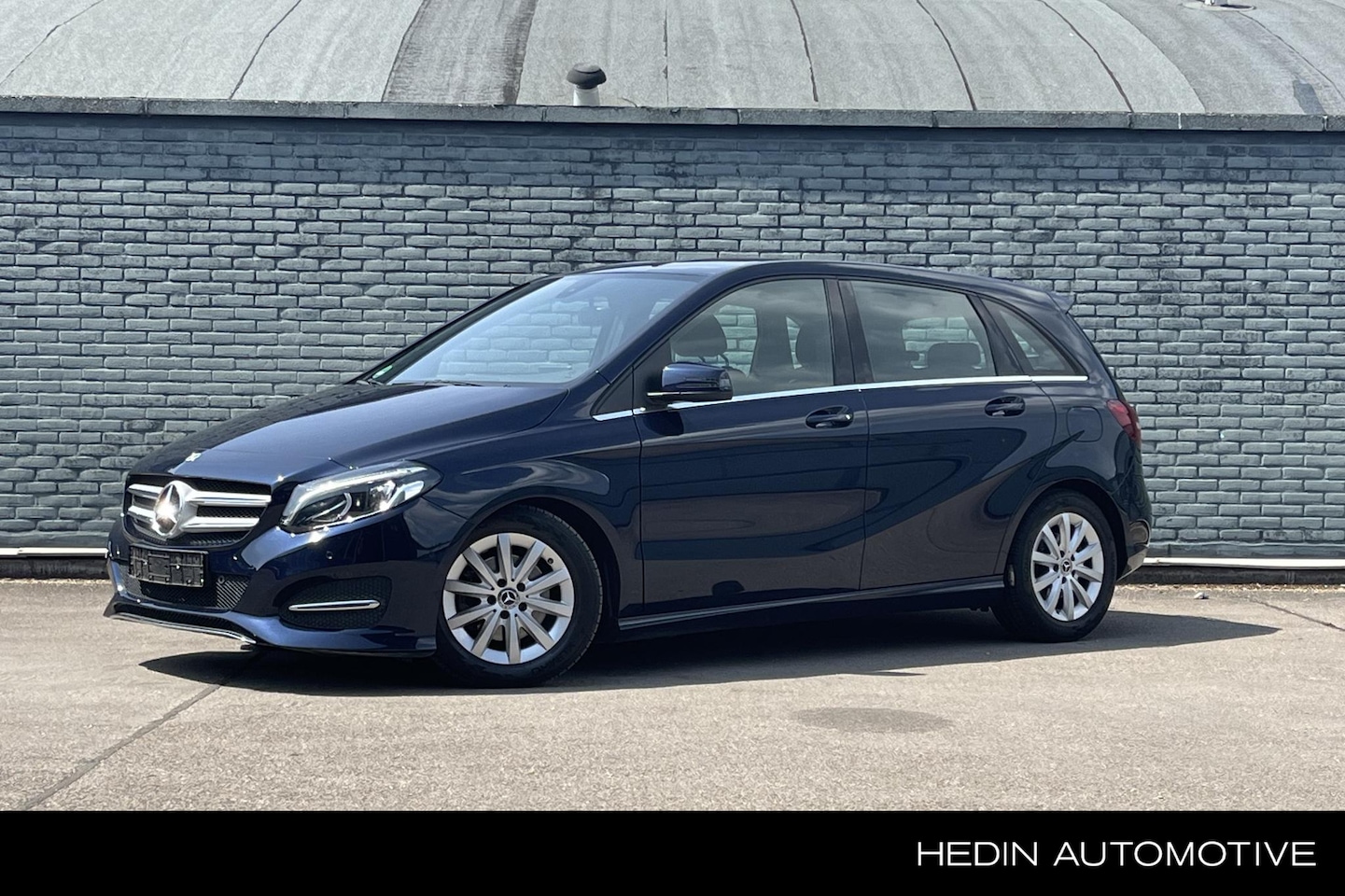 Mercedes-Benz B-klasse - B 180 Business Solution | Plus Pakket | Stoelverwarming | Trekhaak | Parkeerpilot | LED - AutoWereld.nl