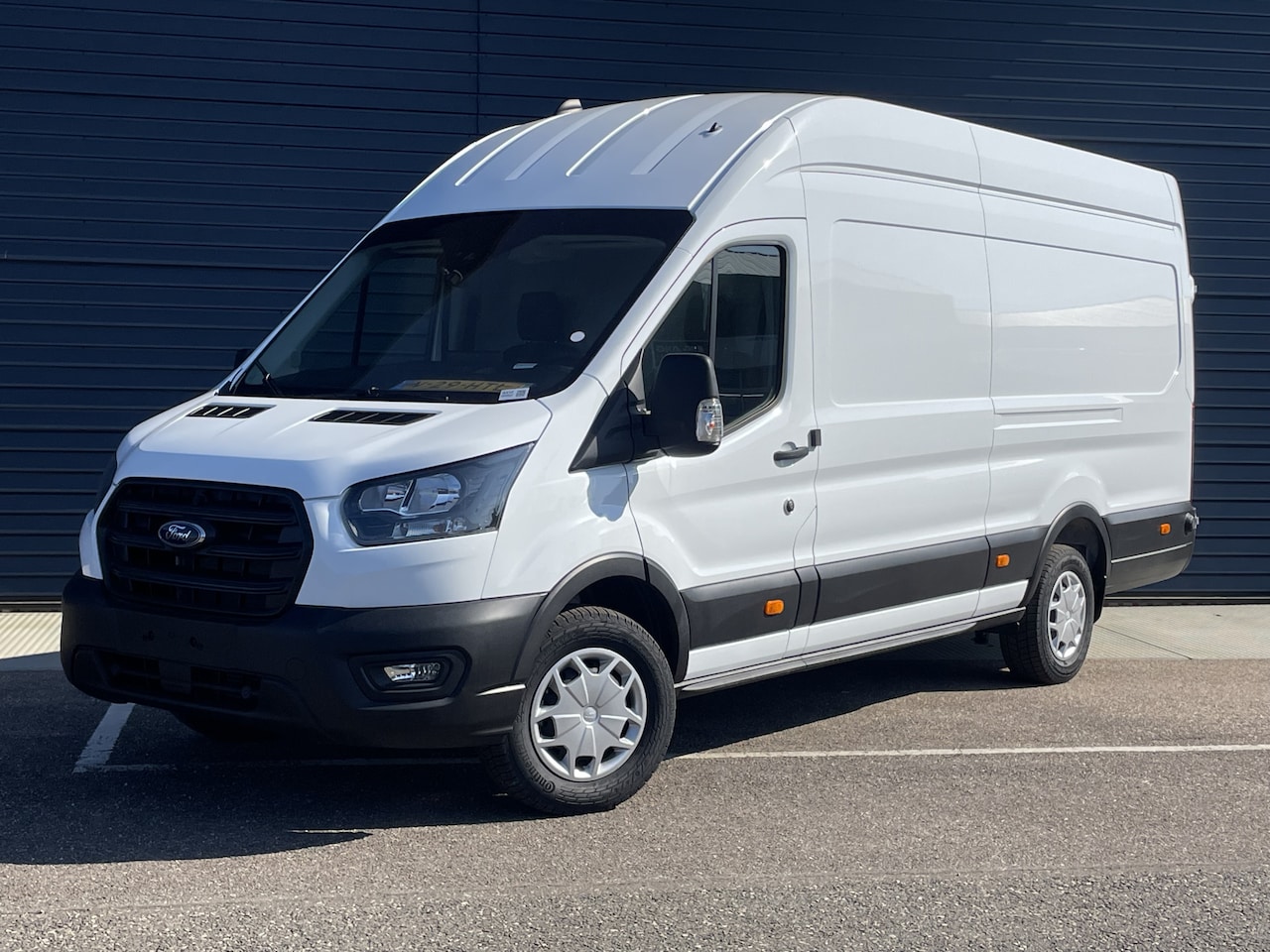 Ford Transit - 350 2.0 TDCI L4H3 Trend RWD Navigatie / Trekhaak - AutoWereld.nl