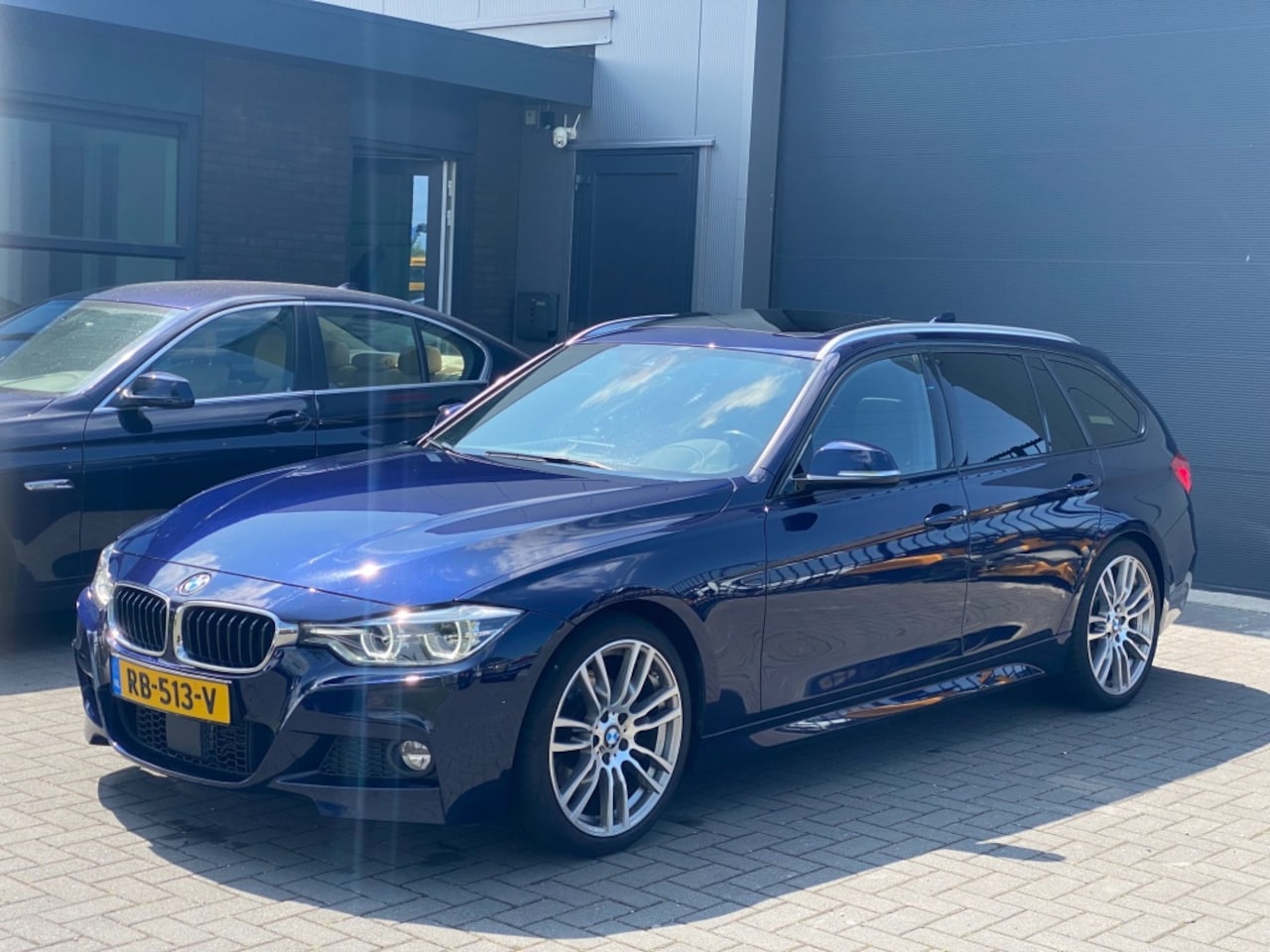 BMW 3-serie Touring - 330d M Sport Panodak 19inch Weinig KM - AutoWereld.nl