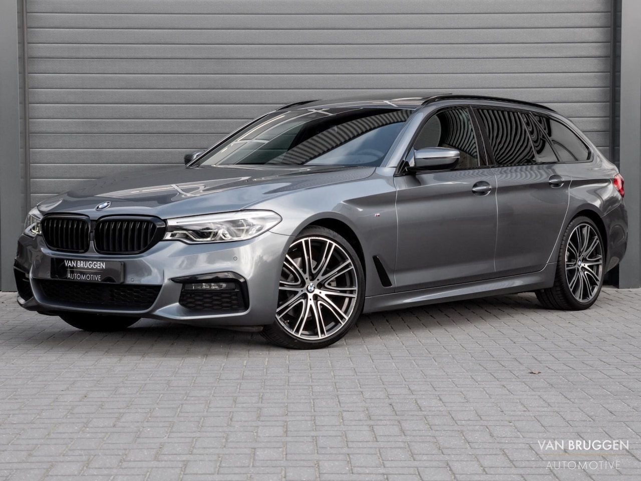 BMW 5-serie Touring - 520i M-Sport Pano Individual 20" Trekhaak Head-up HK Memory Camera - AutoWereld.nl