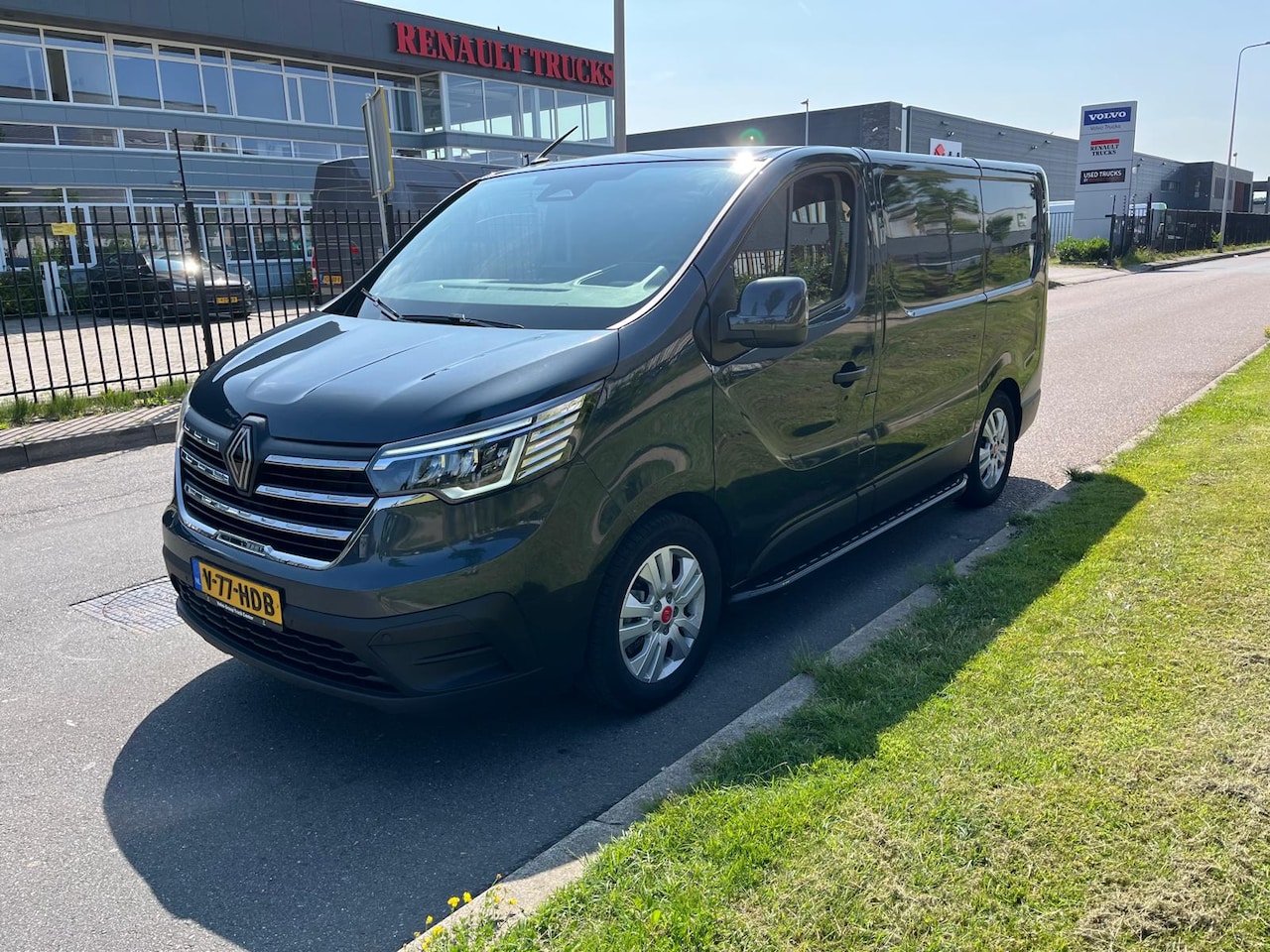 Renault Trafic - Red 2.0 CDI, L1 H1, 150 PK, Euro 6, Airco, cruise, nav, camera, - AutoWereld.nl