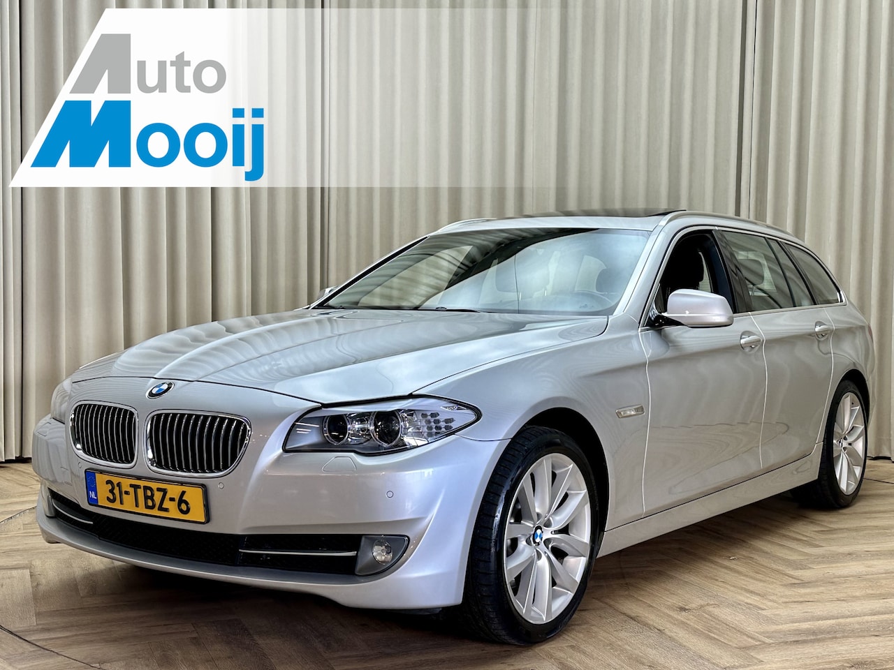 BMW 5-serie Touring - 528i High Executive *Panoramadak* Leder / Trekhaak / Xenon / Stoelverwarming / Navigatie / - AutoWereld.nl