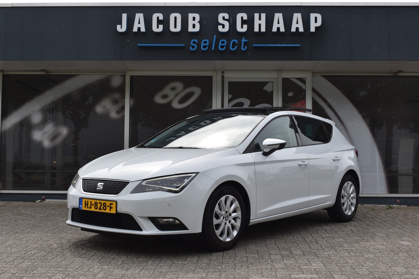 Seat Leon - 1.0 EcoTSI Style Connect / Schuif-/kanteldak / Cruise / Camera / Trekhaak afn. / Sportstoe - AutoWereld.nl