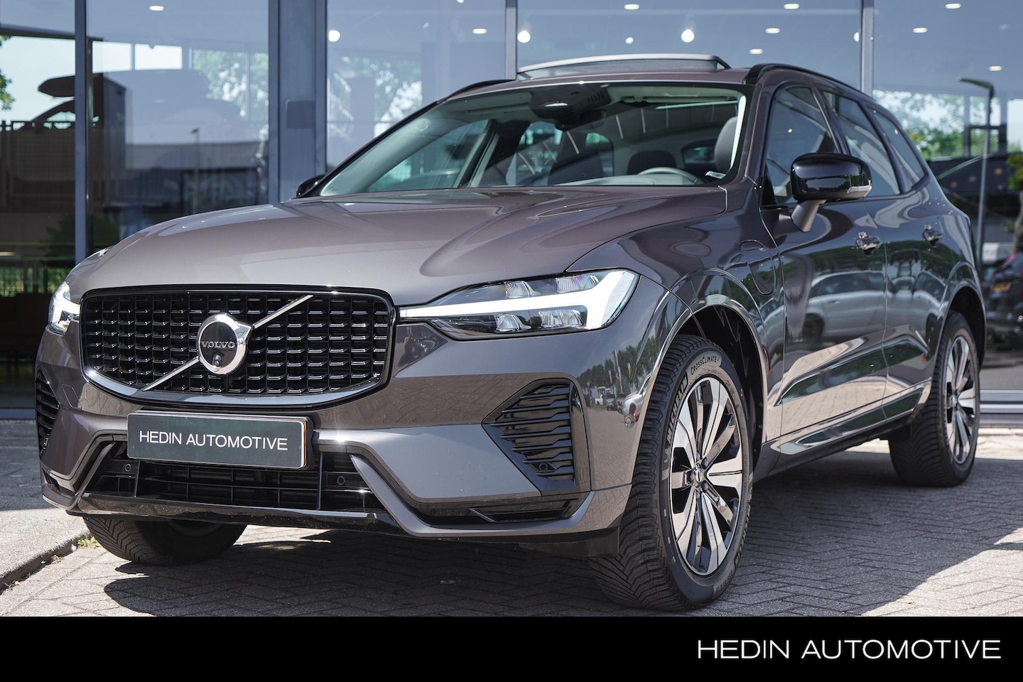 Volvo XC60 - 2.0 T6 Plug-in hybrid AWD Plus Dark | Elek. Stoelen + Geheugen | 360 Camera | Panoramadak - AutoWereld.nl