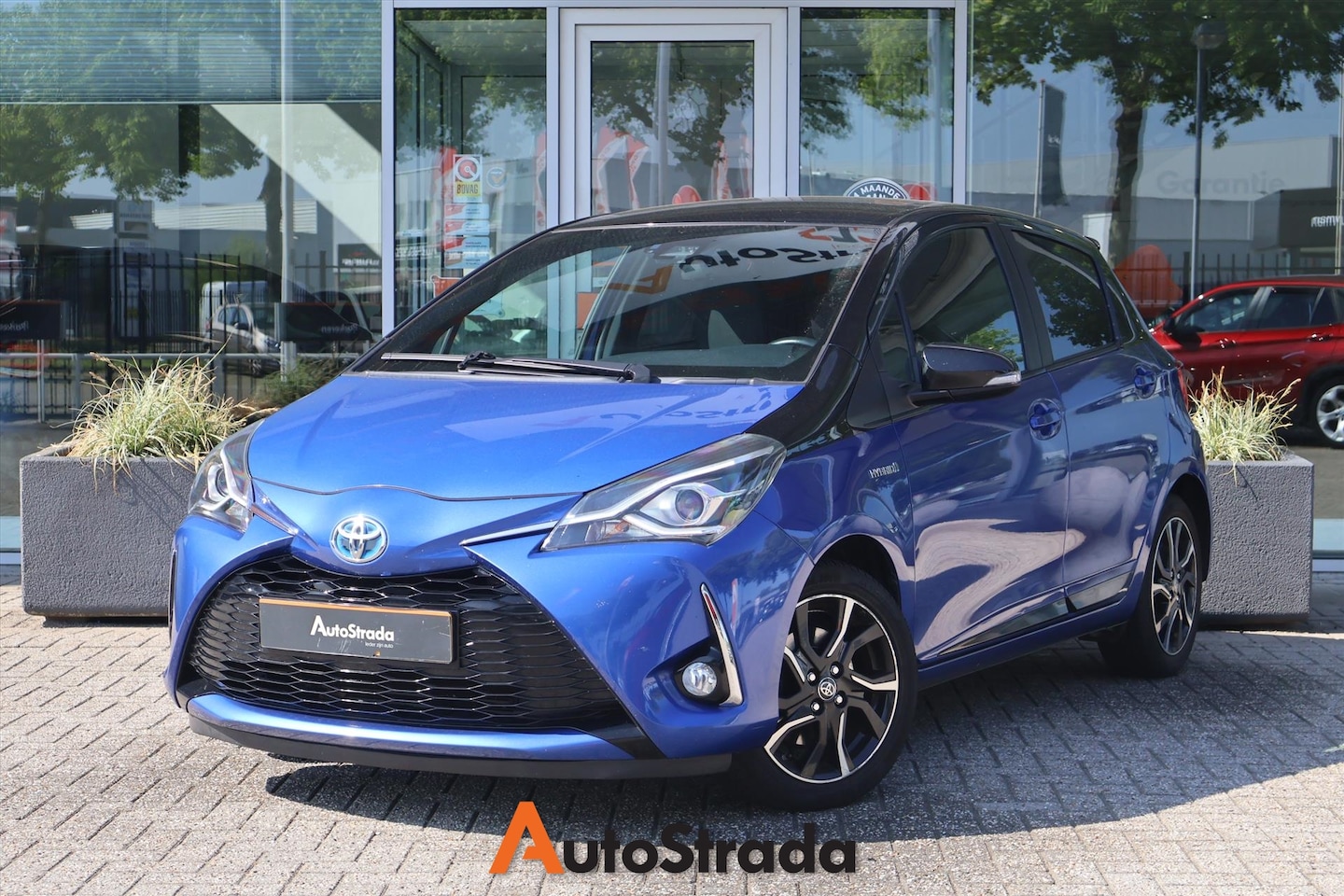 Toyota Yaris - 1.5 Hybrid Bi-Tone 100pk 5D CVT | LED | Cruise | Climate | Navi | Camera | Automaat | Blue - AutoWereld.nl