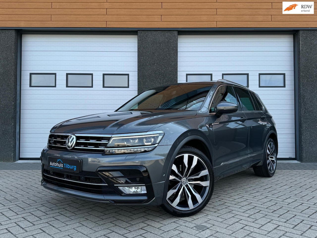 Volkswagen Tiguan - 2.0 TSI 4Motion 3x R-Line Pano Trekhaak Keyless - AutoWereld.nl