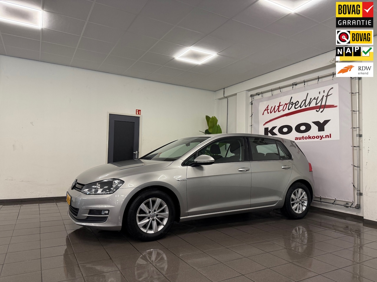 Volkswagen Golf - 1.0 TSI Edition * Dealer onderhouden / Airco / LM Velgen / Bluetooth / NL Auto * - AutoWereld.nl