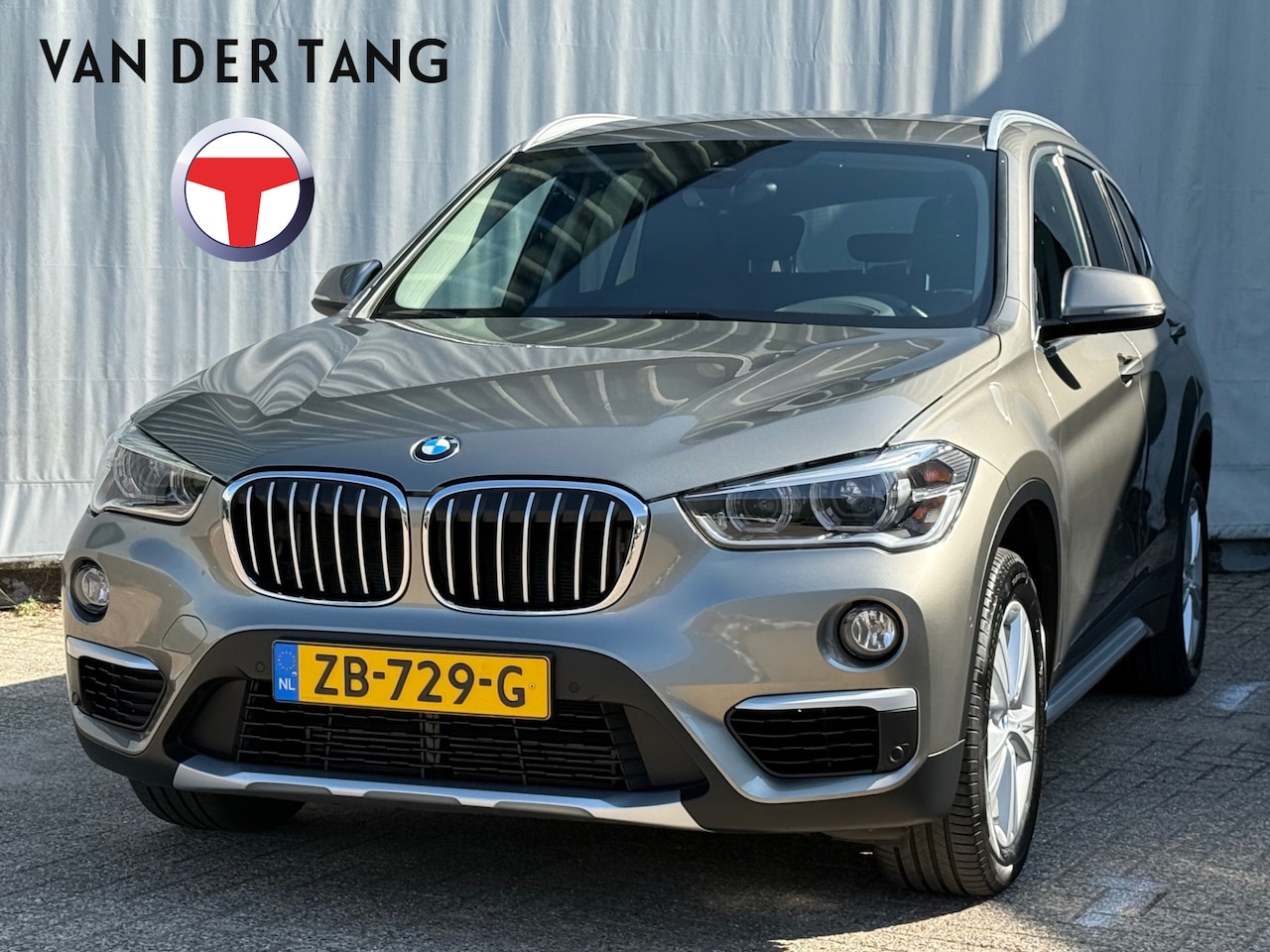 BMW X1 - sDrive20i Orange Edition III Leer/Sport etc. - AutoWereld.nl