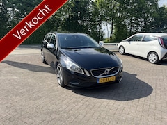 Volvo V60 - 1.6 T3 R-Design AUTOMAAT TREKHAAK CRUISE PDC NAVI