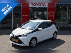 Toyota Aygo X - X-PLAY 5-DEURS NAVI PARKEERCAMERA AIRCO LED BLUETOOTH AUDIO-STUURWIEL NL-AUTO
