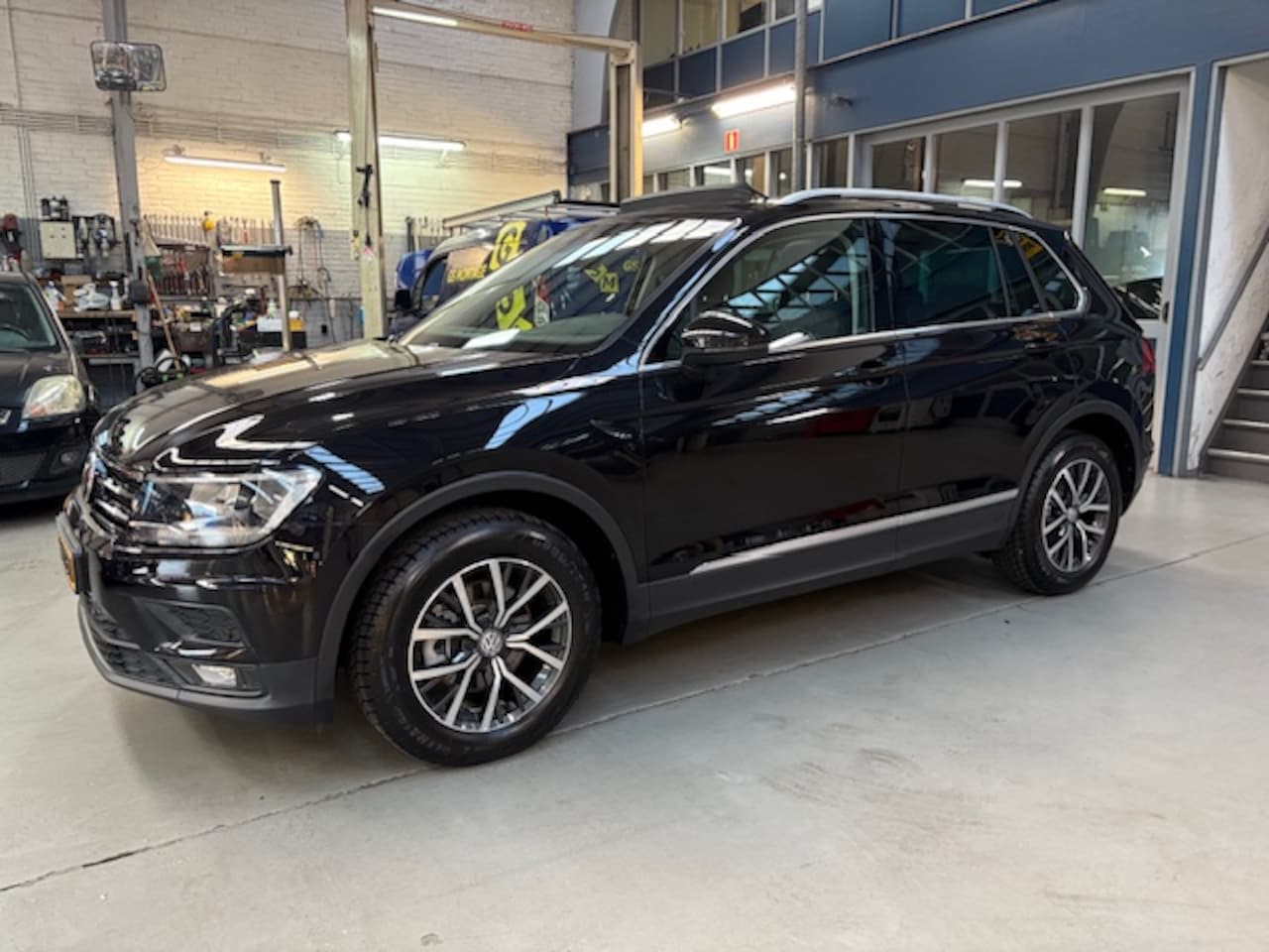 Volkswagen Tiguan - 1.5 TSI ACT 150pk DSG Comfortline Business | Schuif/ Kanteldak | Klap trekhaak | Apple car - AutoWereld.nl
