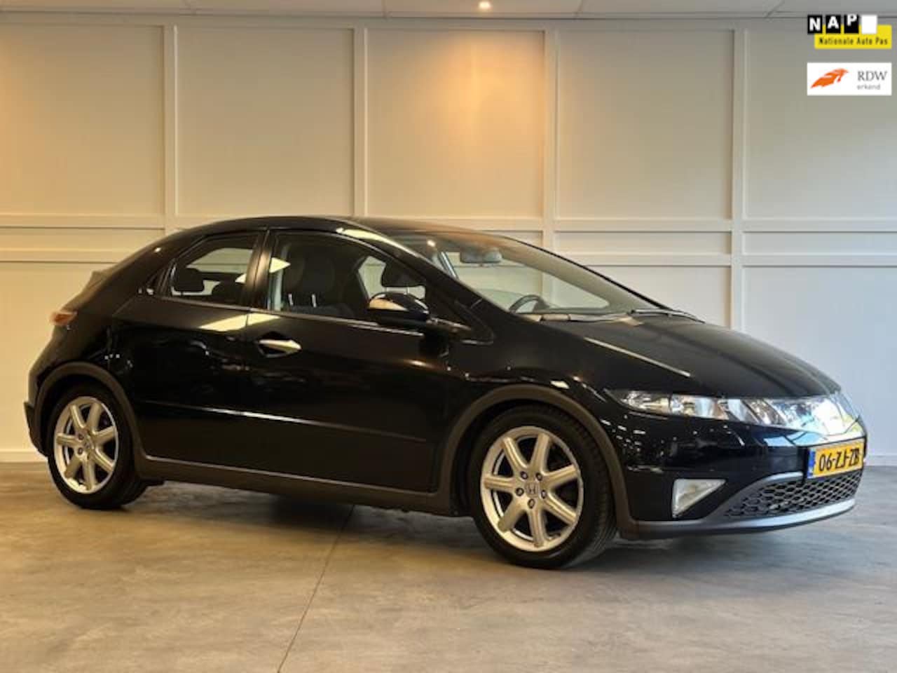 Honda Civic - 2.2 CTDi Executive / Airco / Cruise / PDC / Pano - AutoWereld.nl