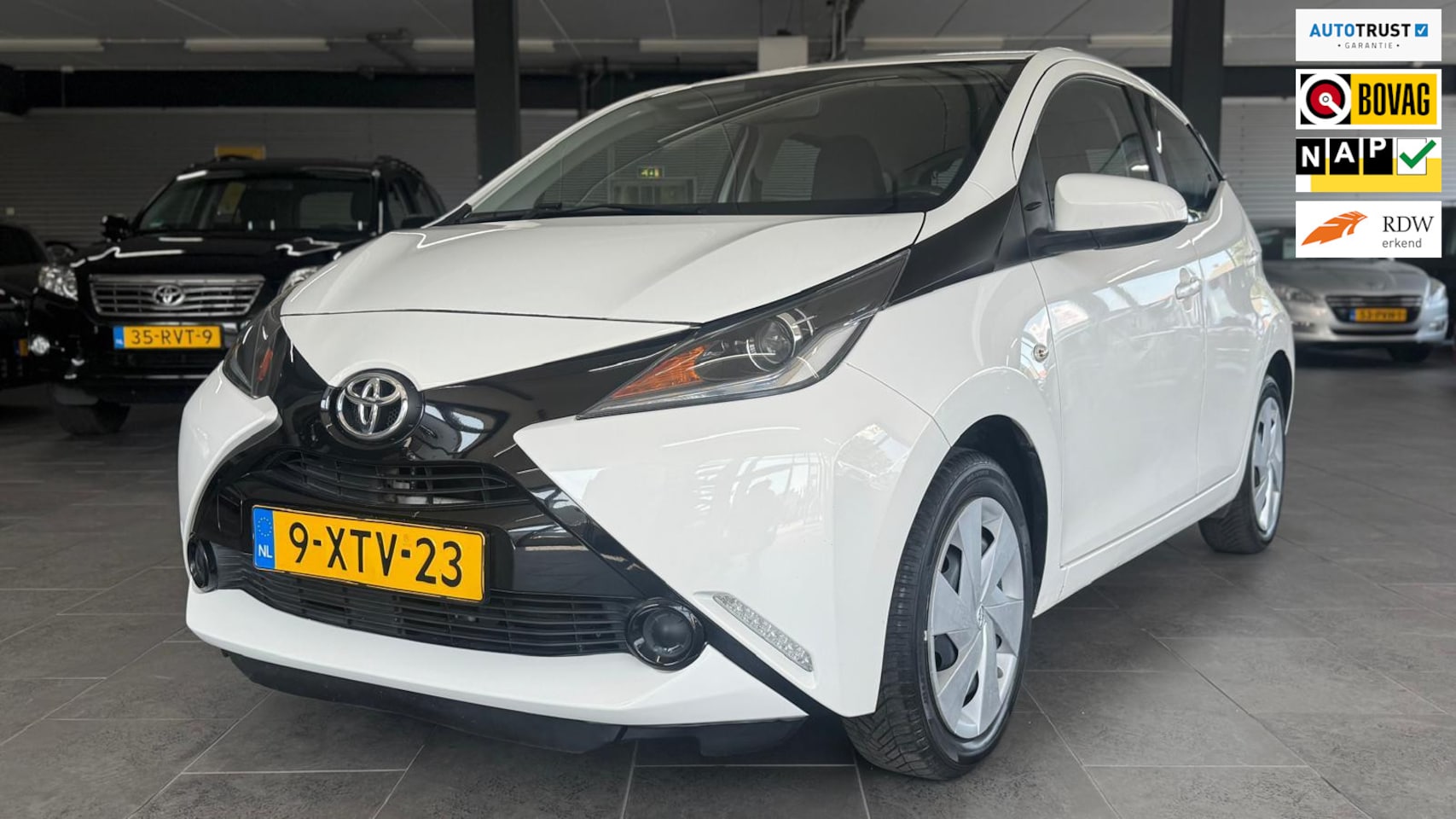 Toyota Aygo - 1.0 VVT-i x-play navigatie camera airco elektrische pakket cruise controle - AutoWereld.nl