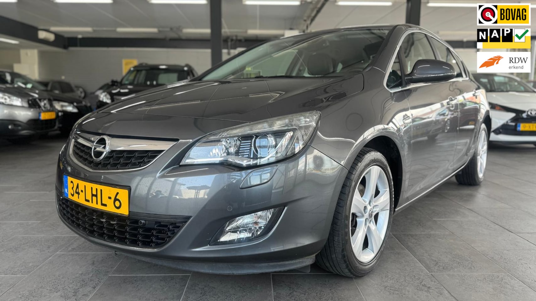 Opel Astra - 1.6 Cosmo navigatie half leer xenon clima cruise controle elektrische pakket lm-velgen par - AutoWereld.nl
