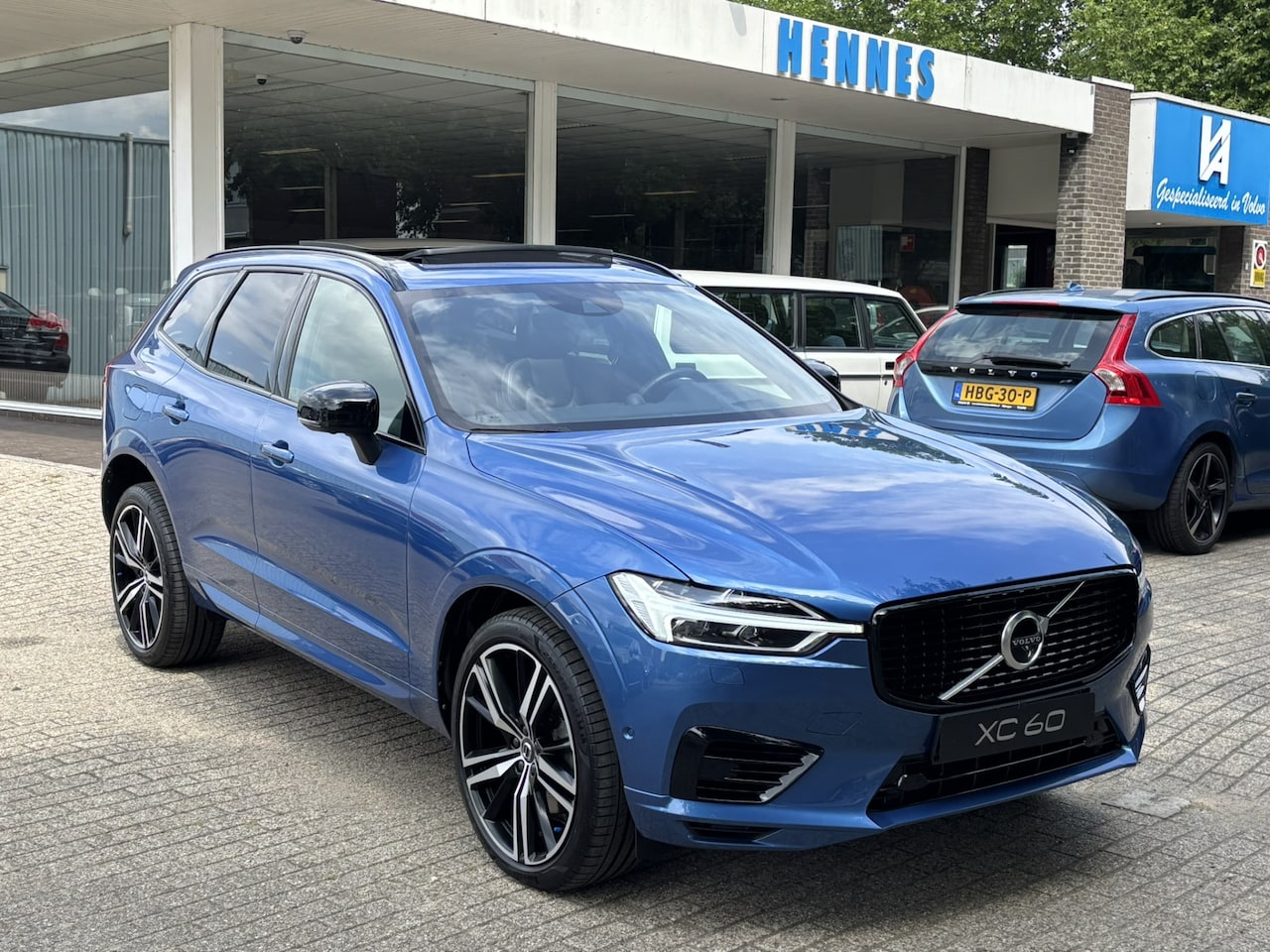 Volvo XC60 - Recharge T8 AWD R-Design B&W Head Up 360 DAB Stoelventilatie - AutoWereld.nl