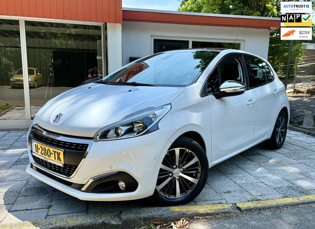 Peugeot 208 - 1.2 PureTech GT-line / Automaat / Clima / Cruise / Navi /17"LMV / PDC voor en achter / Pan - AutoWereld.nl