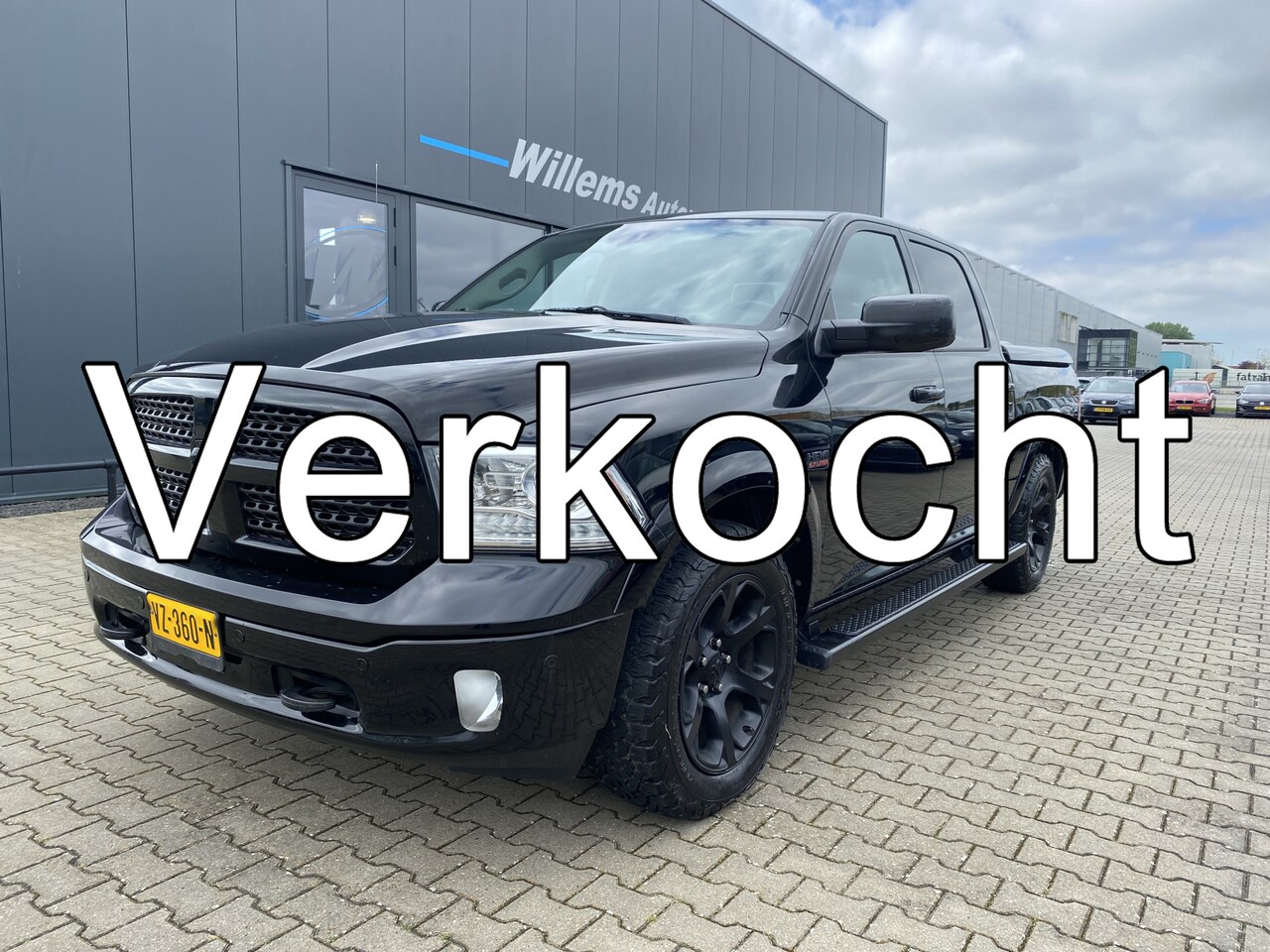 Dodge Ram 1500 - 5.7 V8 4x4 Quad Cab 6'4 Sport Laramie Camera, Lederen Bekleding & 3500KG Trekgewicht - AutoWereld.nl