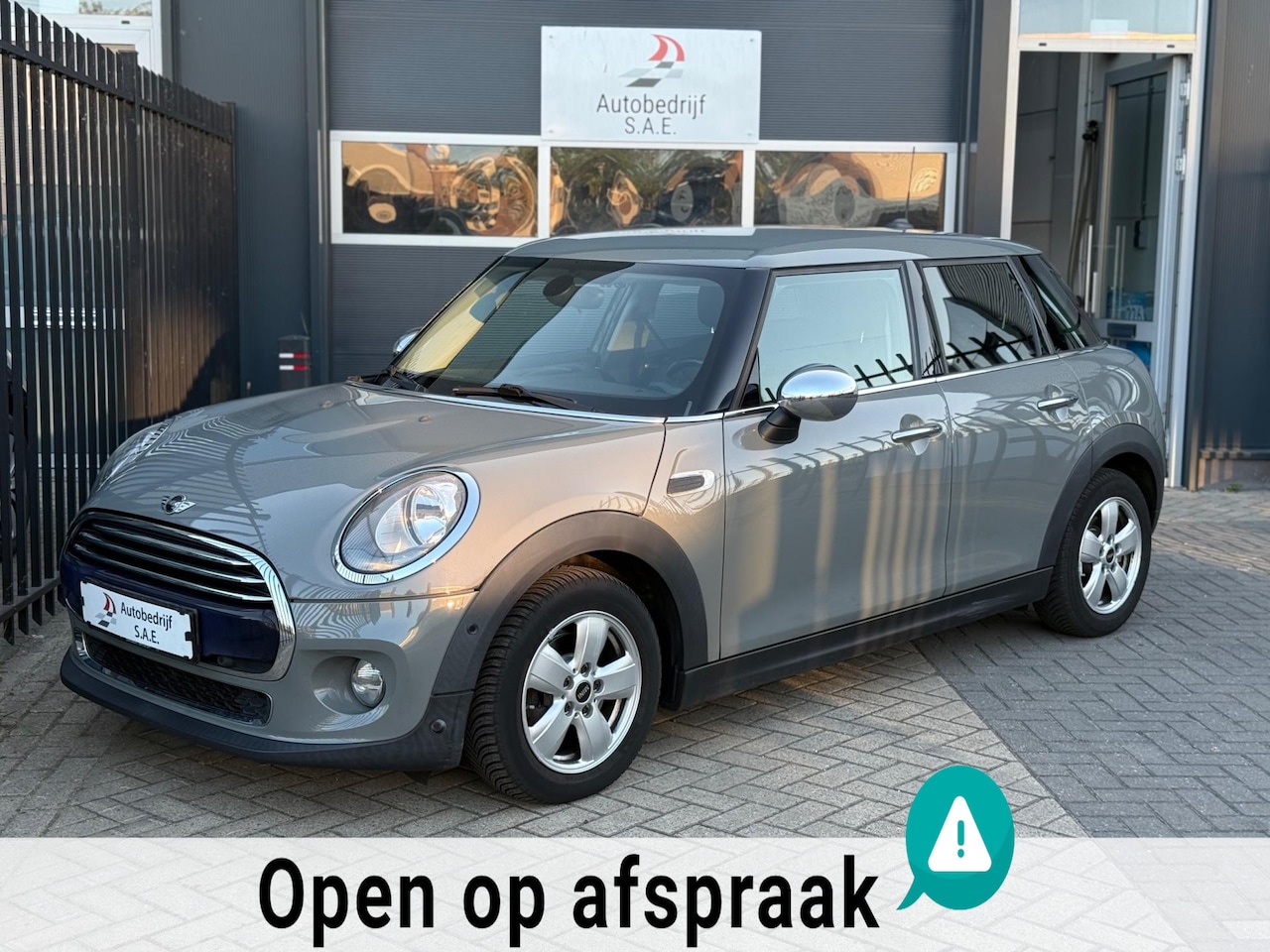 MINI Cooper - Mini 1.5 Business KEYLESS CRUISE NAVI BLUETOOTH PDC ! - AutoWereld.nl