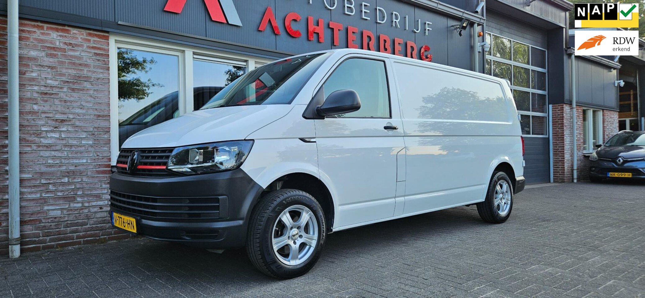 Volkswagen Transporter - 2.0 TDI L2H1 Economy Trekhaak! Airco! NAP! Lang! Leuke Bus! - AutoWereld.nl