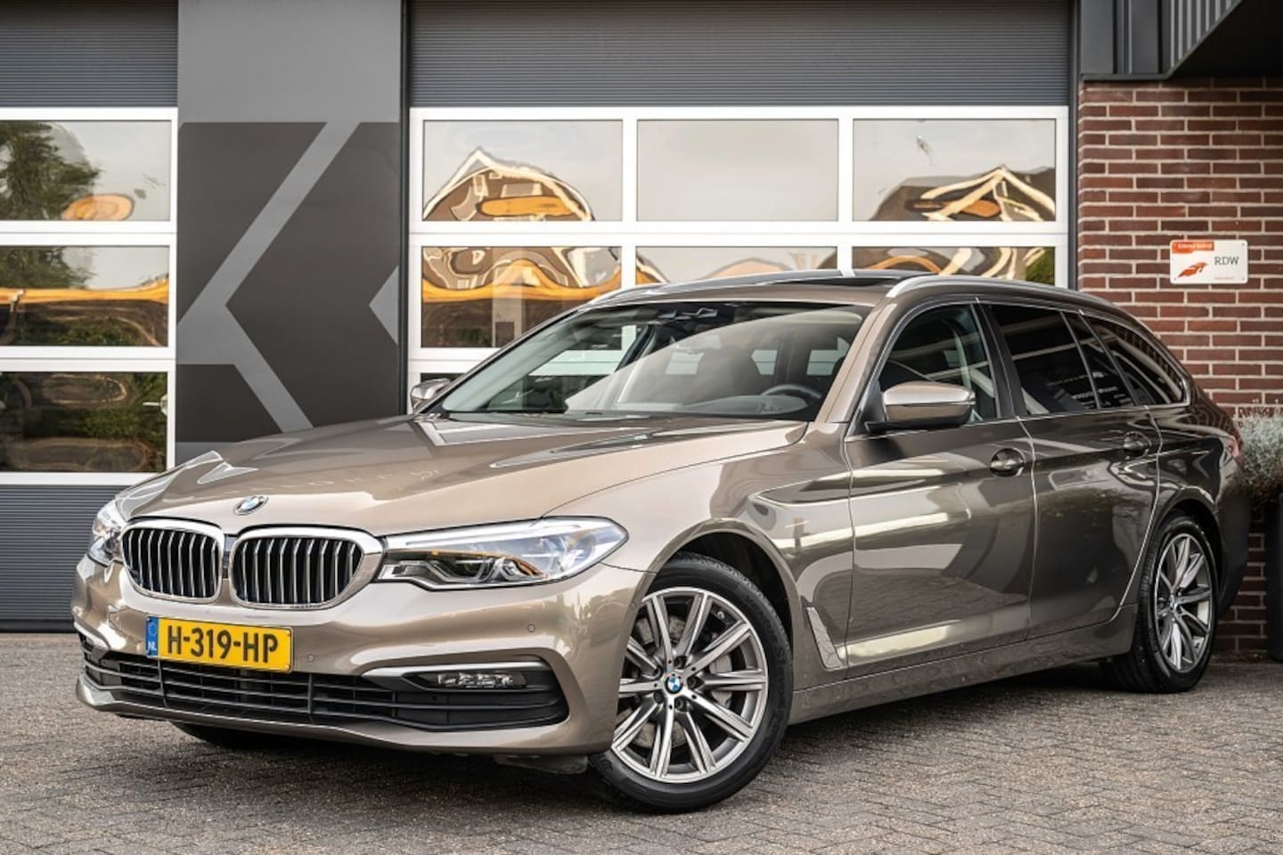 BMW 5-serie - 530 530i xDrive High Executive | Panorama | Leder | Apple CarPlay | HIFI | Trekhaak | Adap - AutoWereld.nl