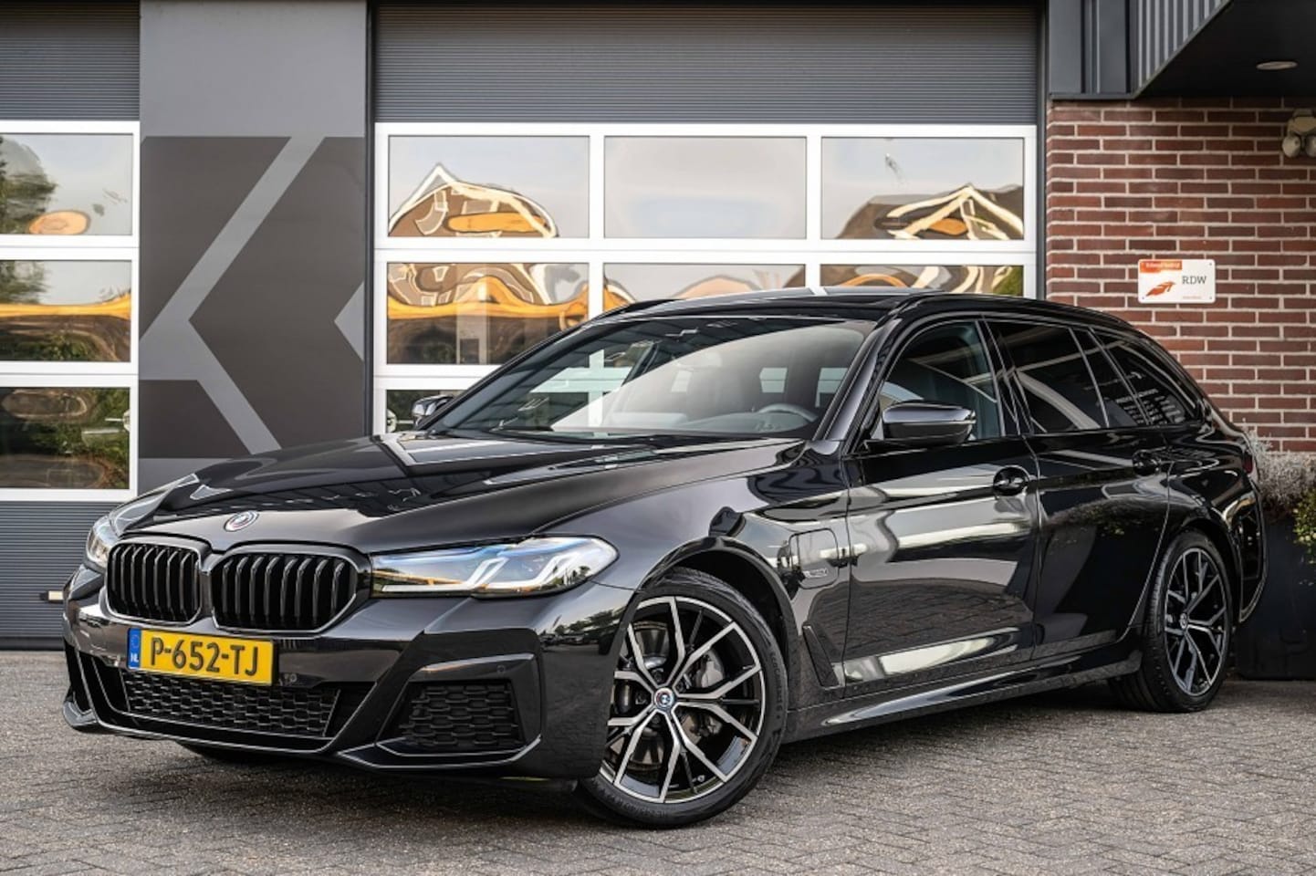 BMW 5-serie - 530 530e Business Edition Plus | Shadow | M Sport | Panorama | Laser | Head-up | Leder | C - AutoWereld.nl