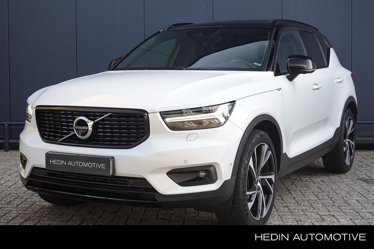 Volvo XC40 - 2.0 T5 AWD R-Design | Trekhaak | Panoramadak | 360 graden camera | Elektrische voorstoelen - AutoWereld.nl