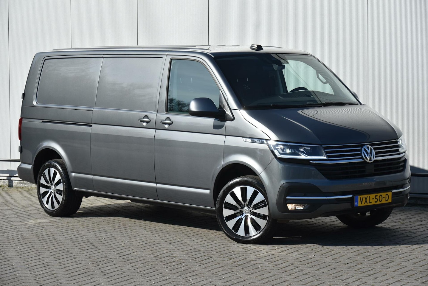 Volkswagen Transporter - 2.0 TDI L2H1 BULLI 75" Edition BOMVOL - AutoWereld.nl