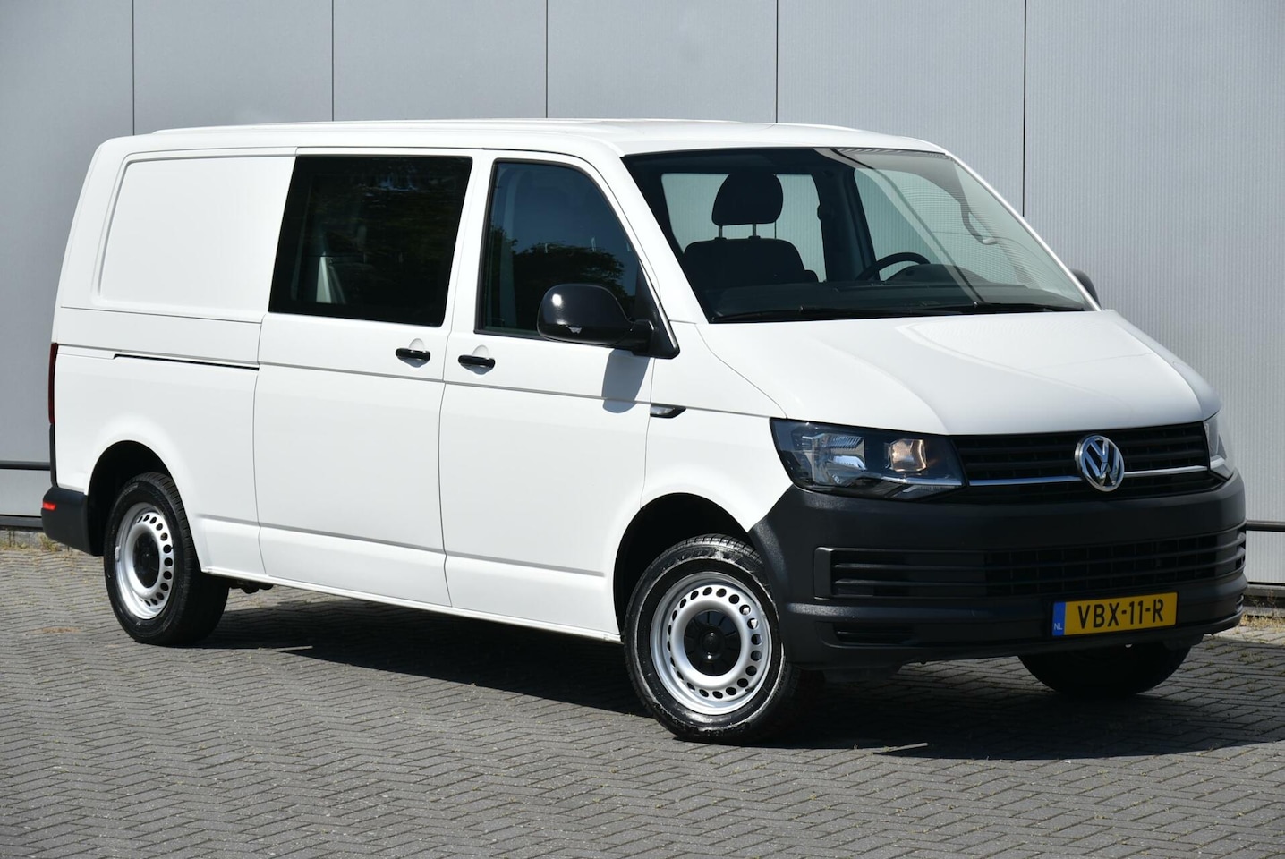 Volkswagen Transporter - 2.0 TDI L2H1 6 Persoons DC Airco Eur6 - AutoWereld.nl