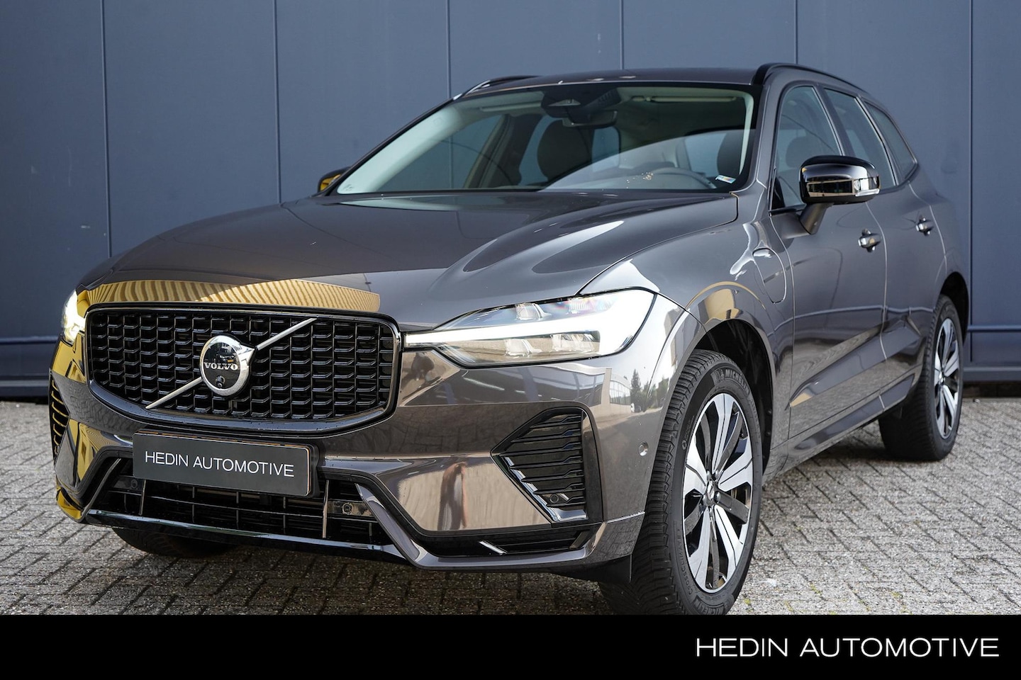 Volvo XC60 - 2.0 T6 Plug-in hybrid AWD Plus Dark | Trekhaak | Panoramdak | 360 graden camera - AutoWereld.nl