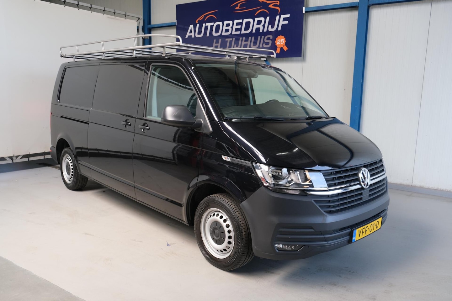 Volkswagen Transporter - 2.0 TDI L2H1 30 Highline 2x Schuifdeur - N.A.P. Airco, Cruise, Navi, PDC, Trekhaak. - AutoWereld.nl
