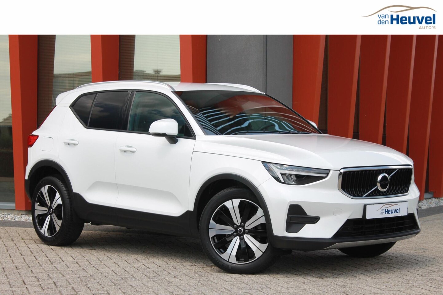 Volvo XC40 - T2 Essential | Parkeercamera | Stoelverwarming | Leder | Pilot Assist | BLIS | Keyless - AutoWereld.nl