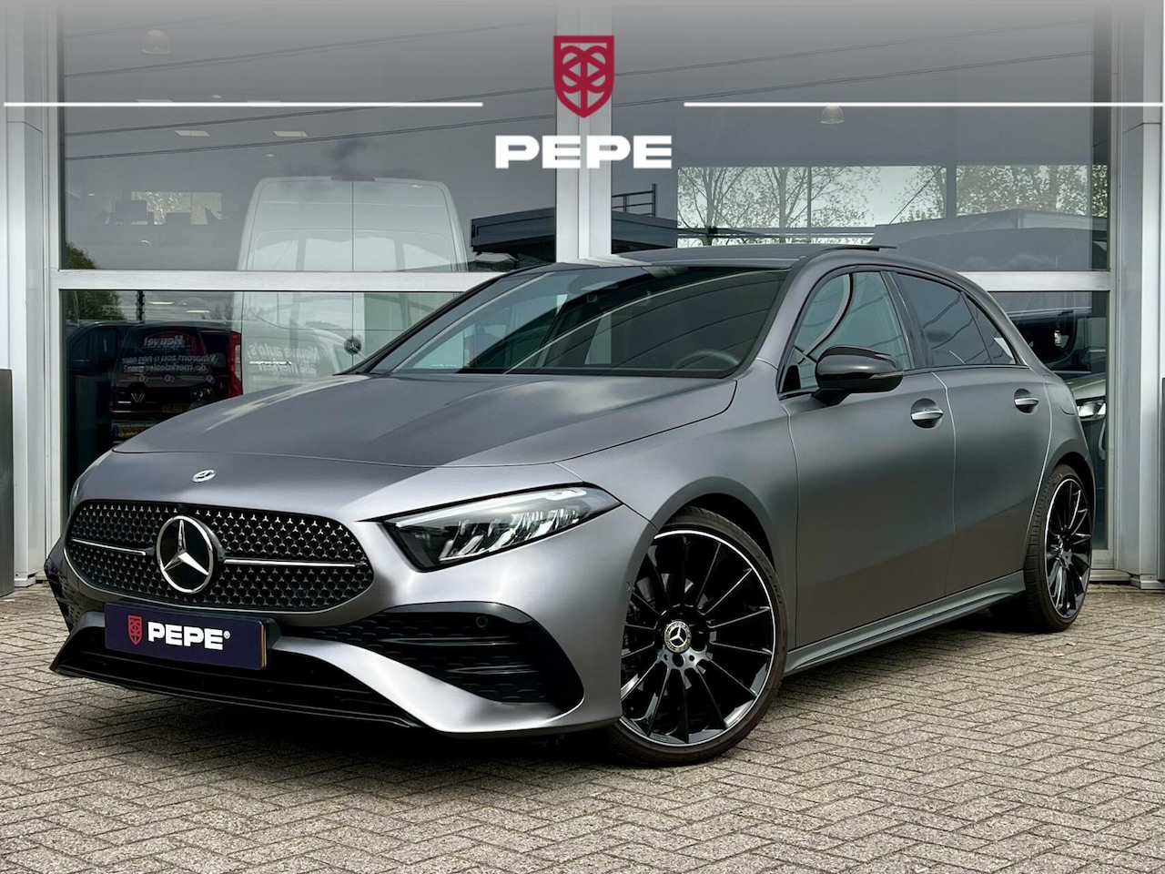 Mercedes-Benz A-klasse - 180 AMG Line|MATKLEUR|PANO|NIGHT|19"| - AutoWereld.nl