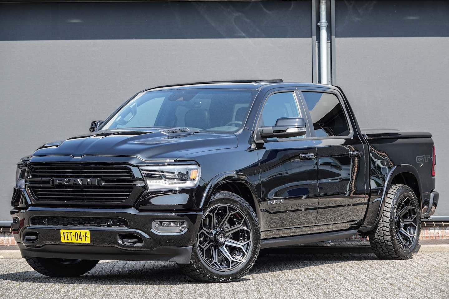 Dodge Ram 1500 - Laramie GT 5.7 401Pk 4x4 Crew Cab | Etorque | Luchtvering | Panoramadak | 22'' - AutoWereld.nl